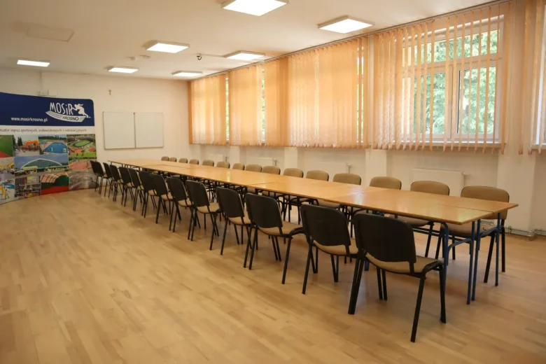 Sala z długim stołem i wieloma krzesłami